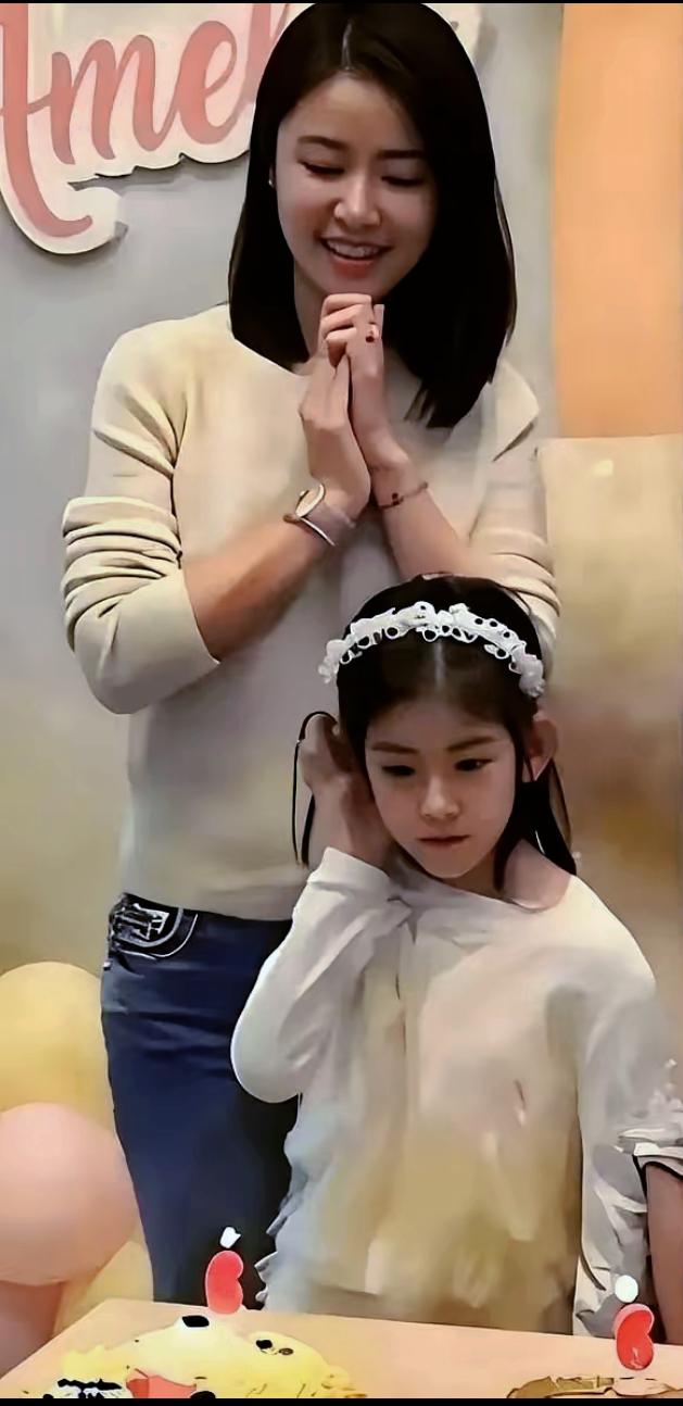 这下林心如家小海豚是彻底出圈了！连陈妍希都公开调侃，想等自家儿子长大娶小海豚