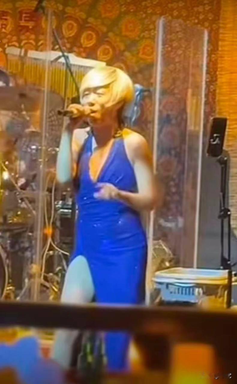 “黄渤”兼职在库尔勒驻唱😁😁真的好像又找到和黄渤哥共用一张脸的了原来这