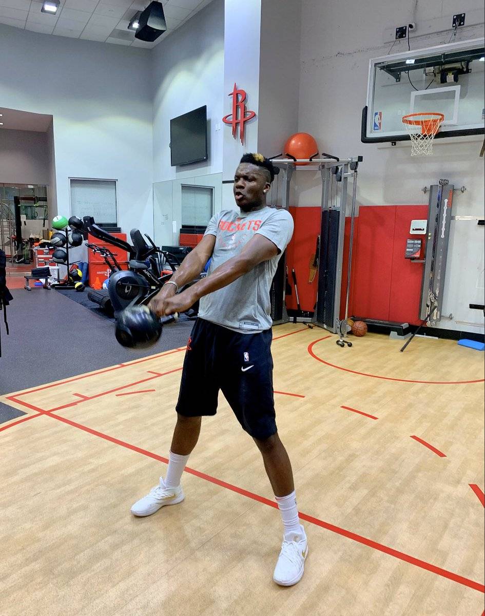 火箭队的中锋卡佩拉，应该是去年夏天最好的签约之一，火箭队可能预感到了亚当斯会因为