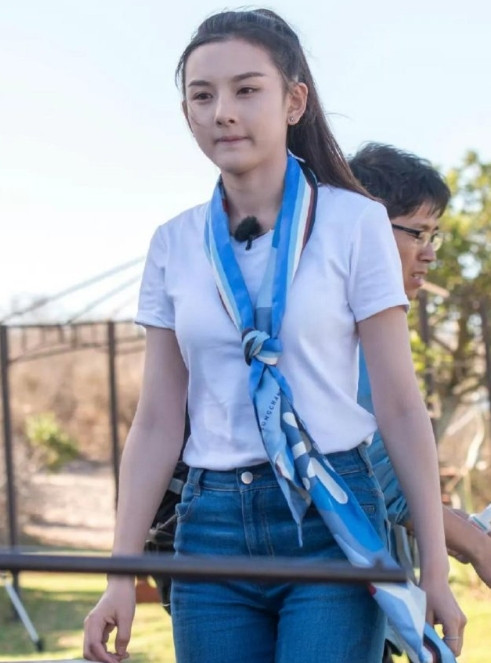宋祖儿早期紧身牛仔裤造型，这脸好有辨识度，怪不得在内娱一众95小花中脱颖而出。