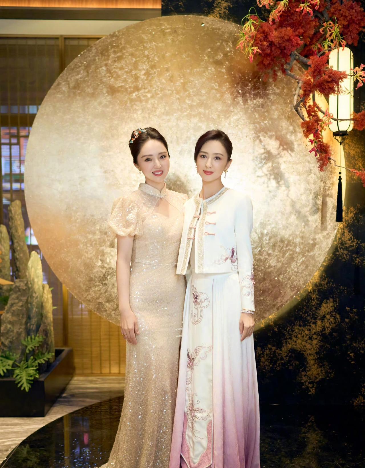 演员佟丽娅发文祝福好友董璇新婚快乐，说你要一直幸福下去，我这儿永远是你的“娘家港