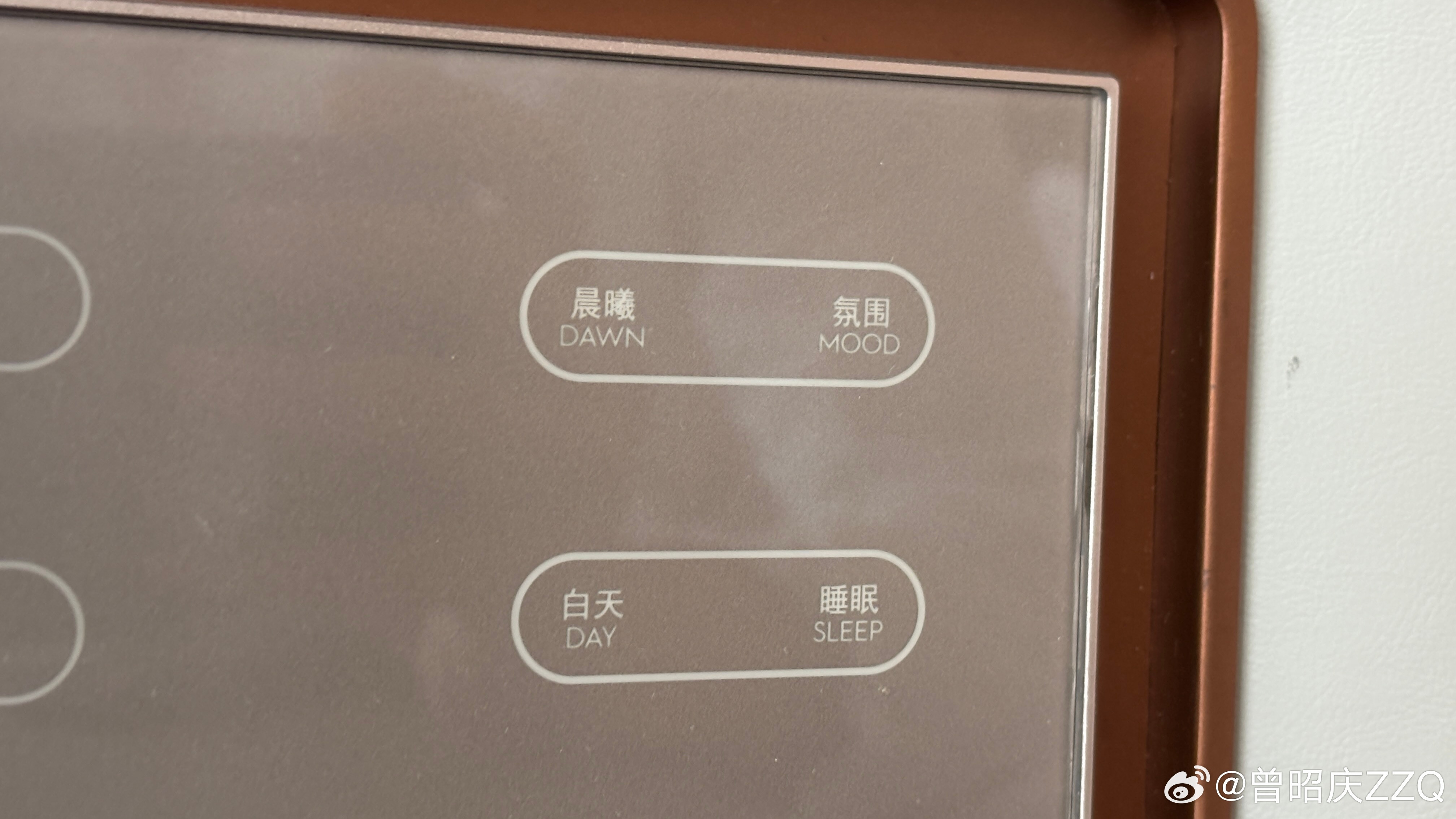 昨天刚和李扬老师讨论完车好开的问题，碰巧，昨晚就有个有趣的体验：住了个酒店，窗外