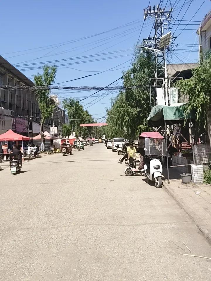 天空一碧如洗，艳阳高照，小镇安好