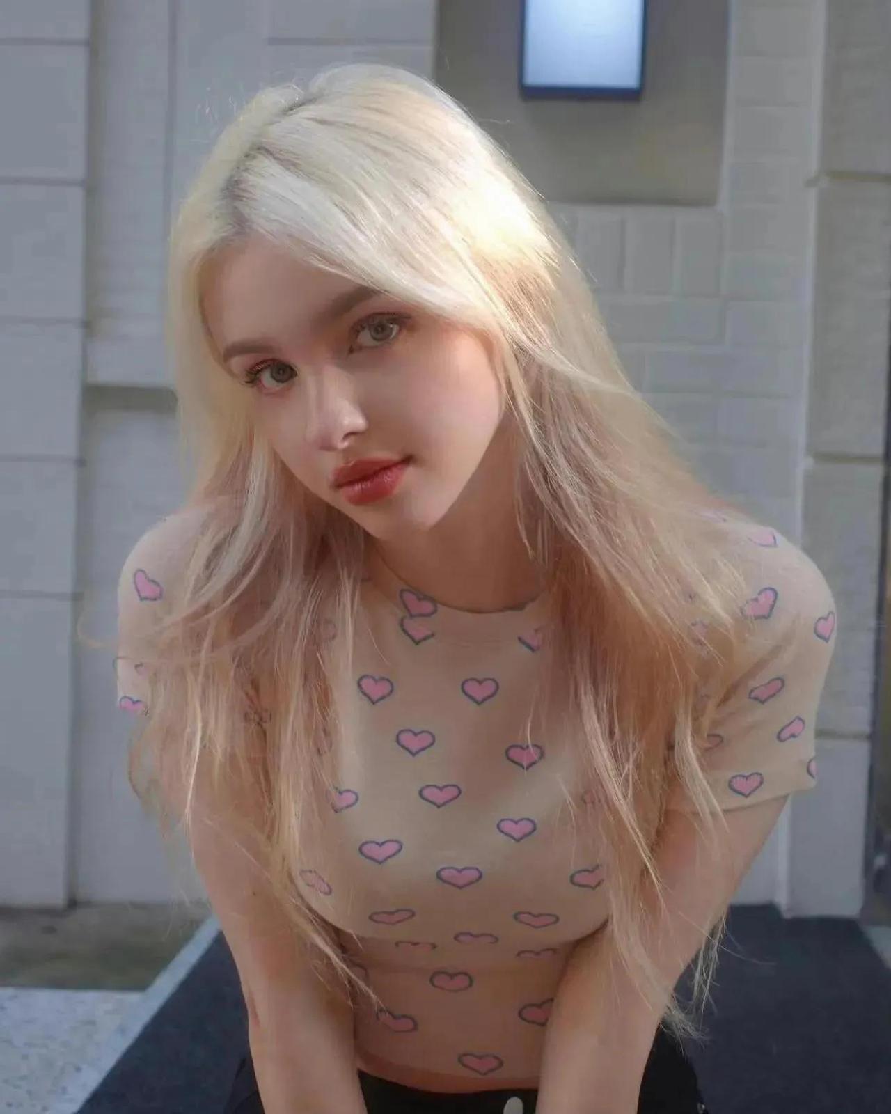 现在的乌克兰并没有咱们想象的那么可怜，就算乌克兰的街上全是寡妇，只要乌克兰的女性