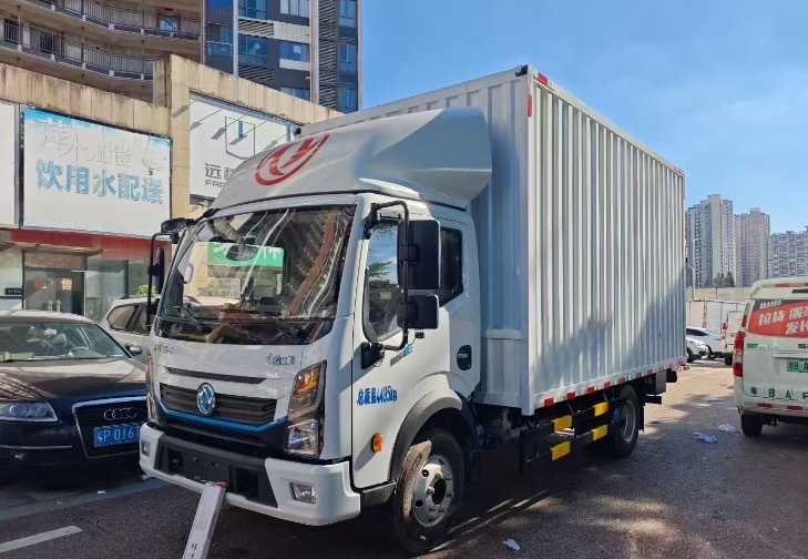 双枪充电市面上很多搭载宁德时代电芯的轻卡车辆都配备了双枪充电。而且这类车辆算是充