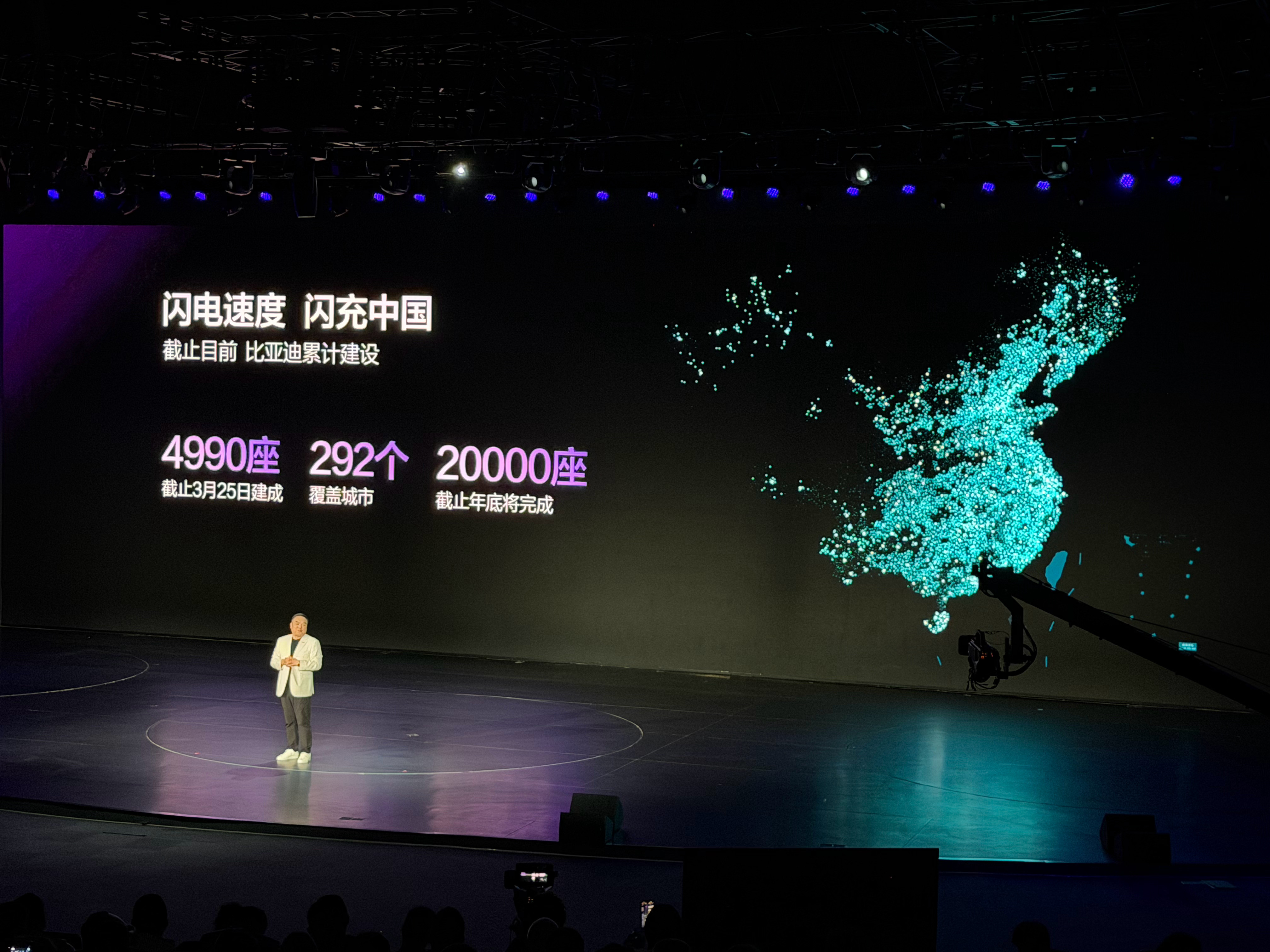 宋UltraEV除了圈定电车用户外，还瞄准燃油SUV基本盘用户。闪充充电像加油