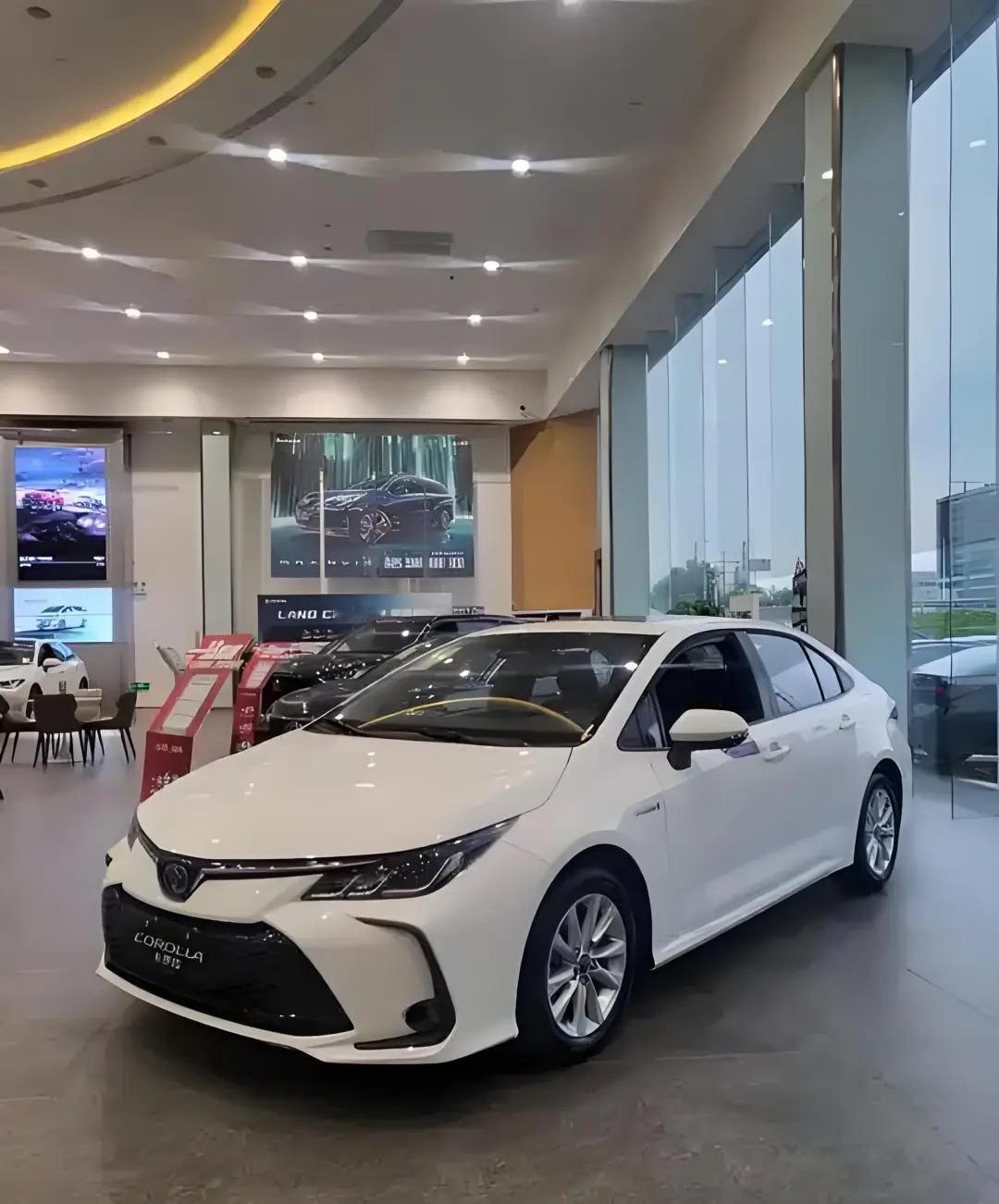 说真的，谁选车不是又图想省心又怕被背后指指点点？卡罗拉省油耐造大家都知道，普通家