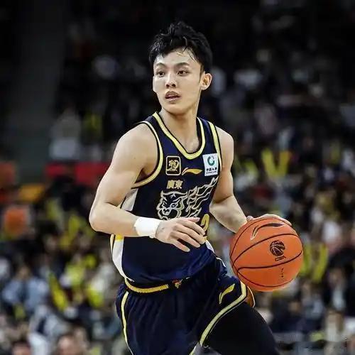 广东宏远签弗格的内幕，杨鸣算是给彻底掀翻了！全网都在算弗格的年龄账，觉得广东是在