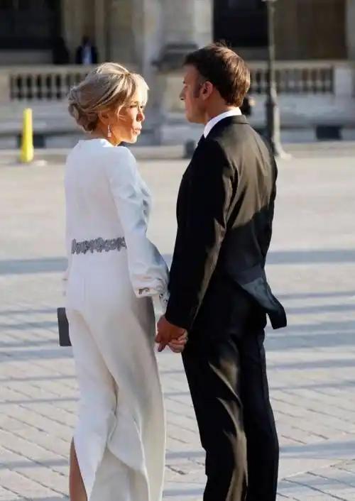 马克龙估计都气笑了。  老子辛辛苦苦跑来中国谈几百亿的大生意，空客拿下12