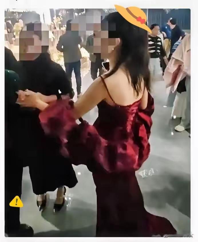 现在最后悔的应该是换敬酒服出来的新娘了吧晚上七点多,司仪致完词后,宾客等到八