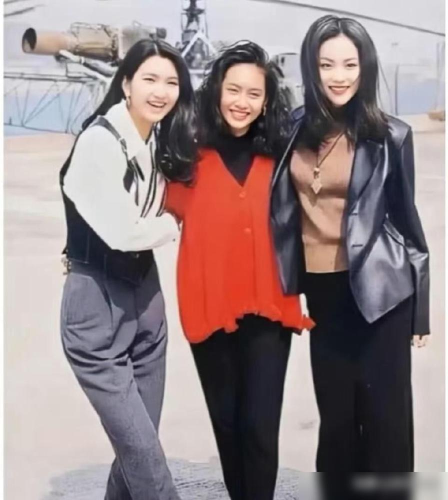 王菲又在挑战大众神经。2026年那对洗衣凝珠耳环把一众专家看傻了，有人骂她审美崩