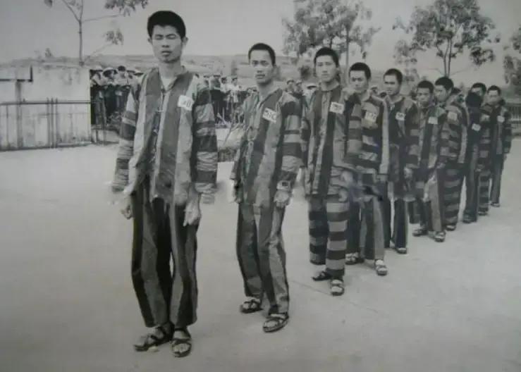 1979年，俘虏交换后，200多名战士终于回到祖国，他们刚刚跨过边境线，广州军区