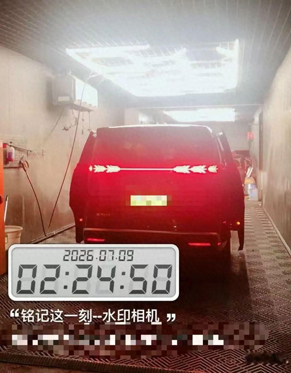 “太恶心了！”一位网约车司机半夜接到一个订单，男乘客下车后，司机检查后座就发现有