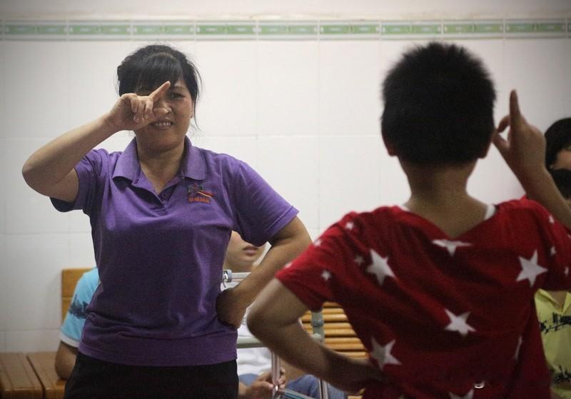 塑造孩子性格不用苦口说教，日常点滴很重要。多包容孩子，别揪着小错指责，让孩子有安