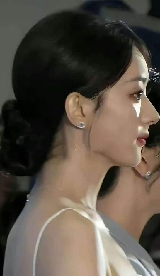 把方媛和赵丽颖放在同一个同框话题里，简直就是把自拍滤镜硬拽到高清电影镜头底下去受刑。方媛那张脸确实挑