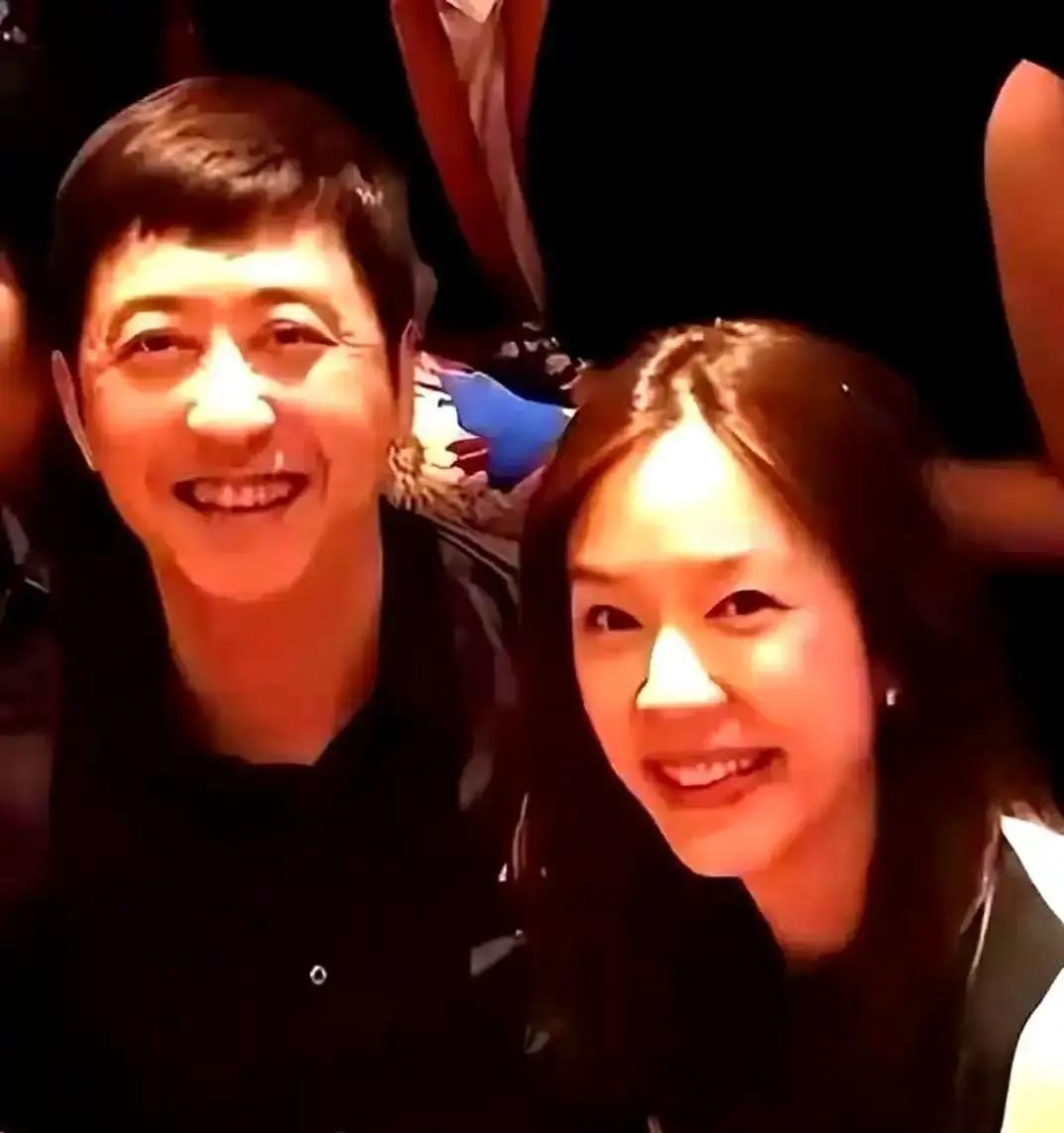 庾澄庆后台牵手新视频冲上热搜。网友扒出2012金曲奖后台旧图。庾澄庆牵手