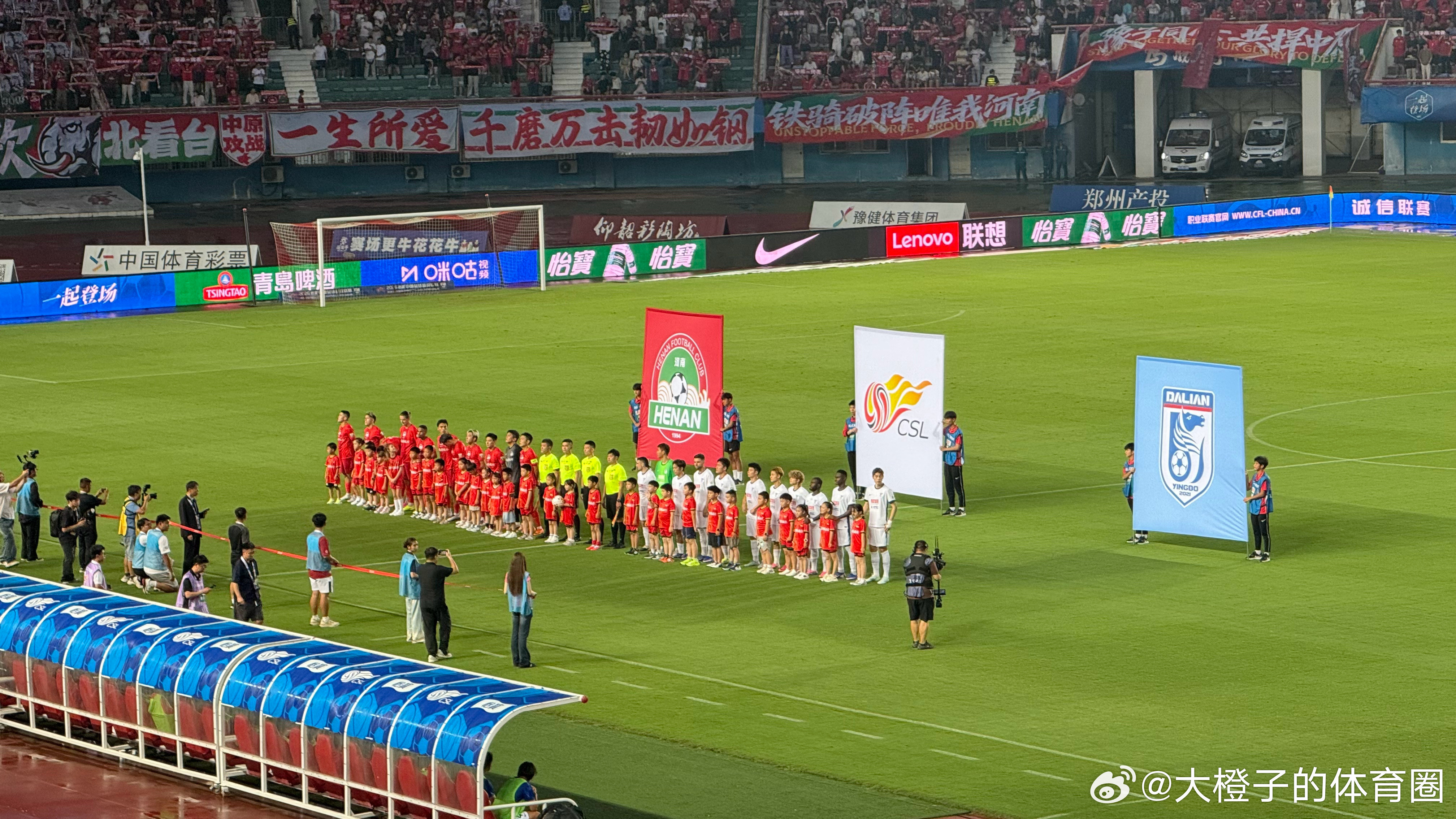 河南vs大连，这场比赛球迷之间非常和谐，赛场外均有球迷热情互动。但是这场比赛的判