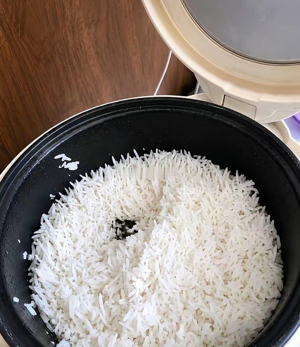 发现米饭都竖起来了！我打开电饭煲，发现米饭都竖起来了！这是怎么回事？还能吃吗？还