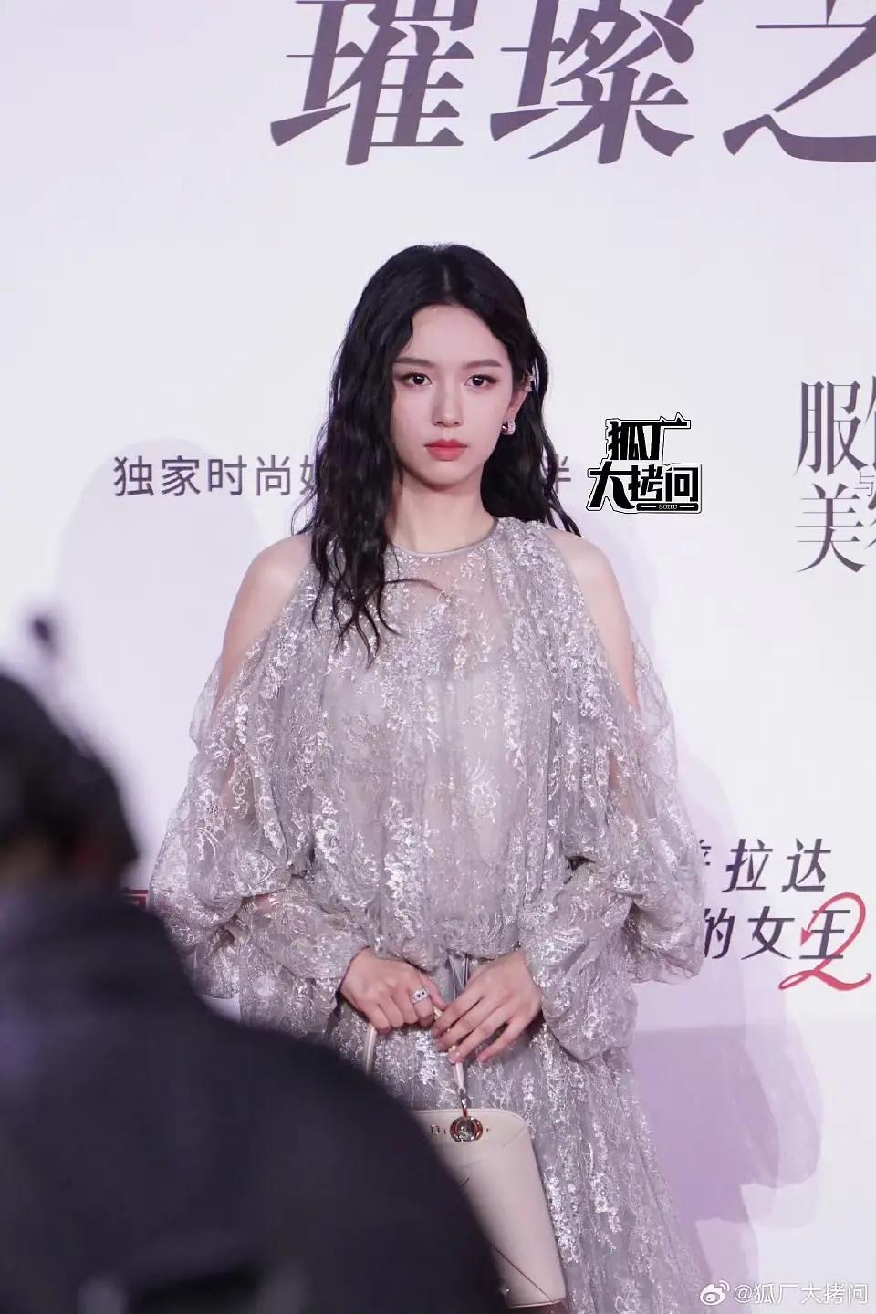 周也就是戏外人人可见的美貌，戏里人人可见的木讷。