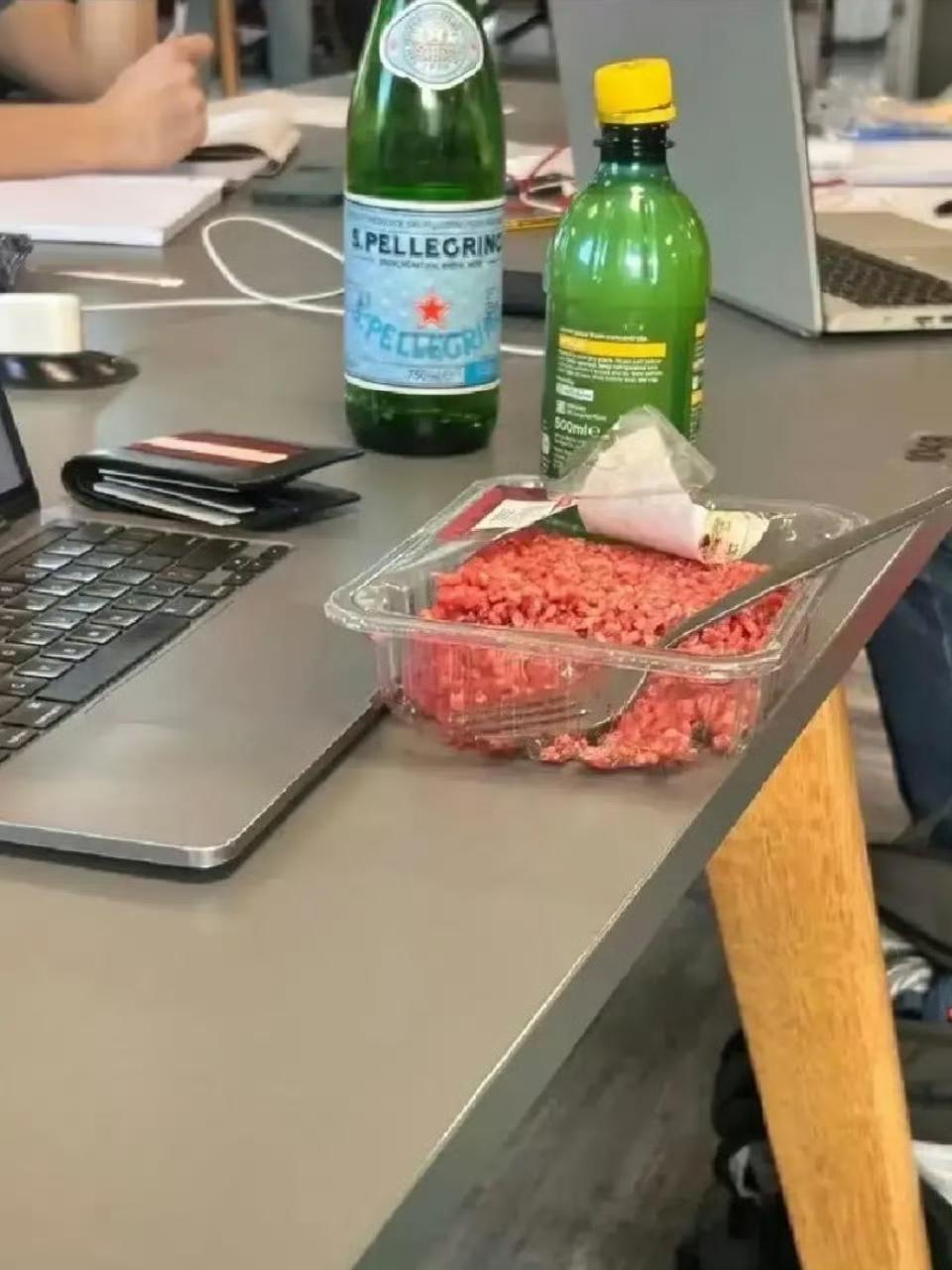 这老外真猛，直接生吃啊。