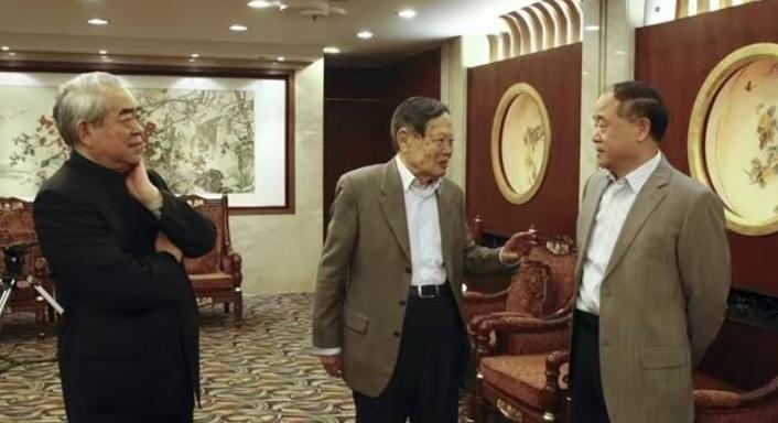 2013年的一次讲座上，杨振宁问莫言：“你是农民的儿子，我是大学教授的儿子，同获