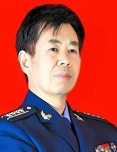 一个盯着国防，手握钢枪警示狼来了，一个守着讲台，试图唤醒被西方文化洗脑的国人，他