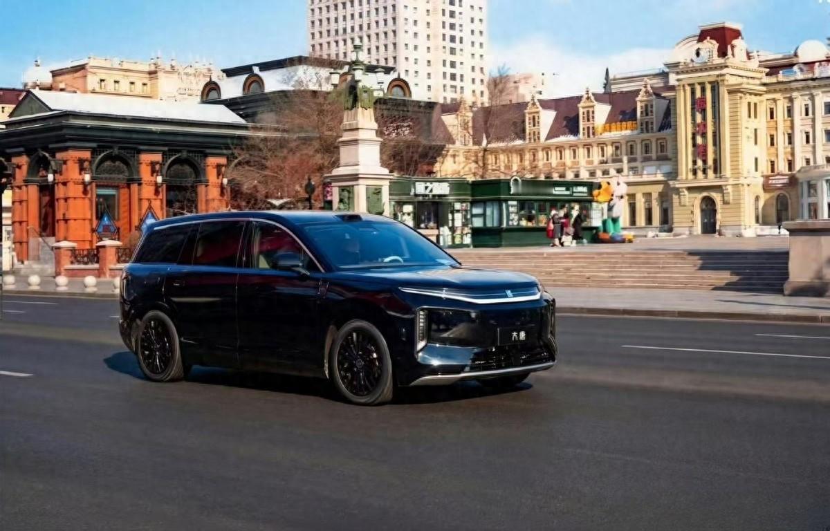 比亚迪这回是真被逼急了！最近新能源市场卷得飞起，不管是新势力还是老牌车企，都在使