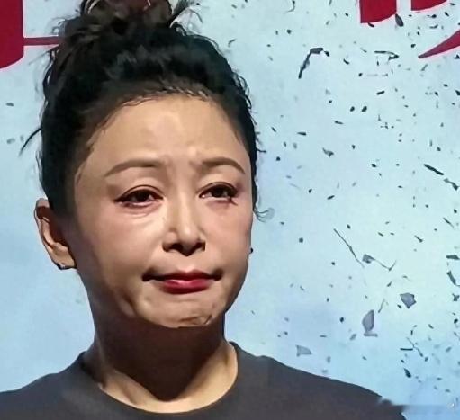 57岁的陈红模样变了好多，皮肤耷拉着，皱纹也明显，身材走样发福​​​
