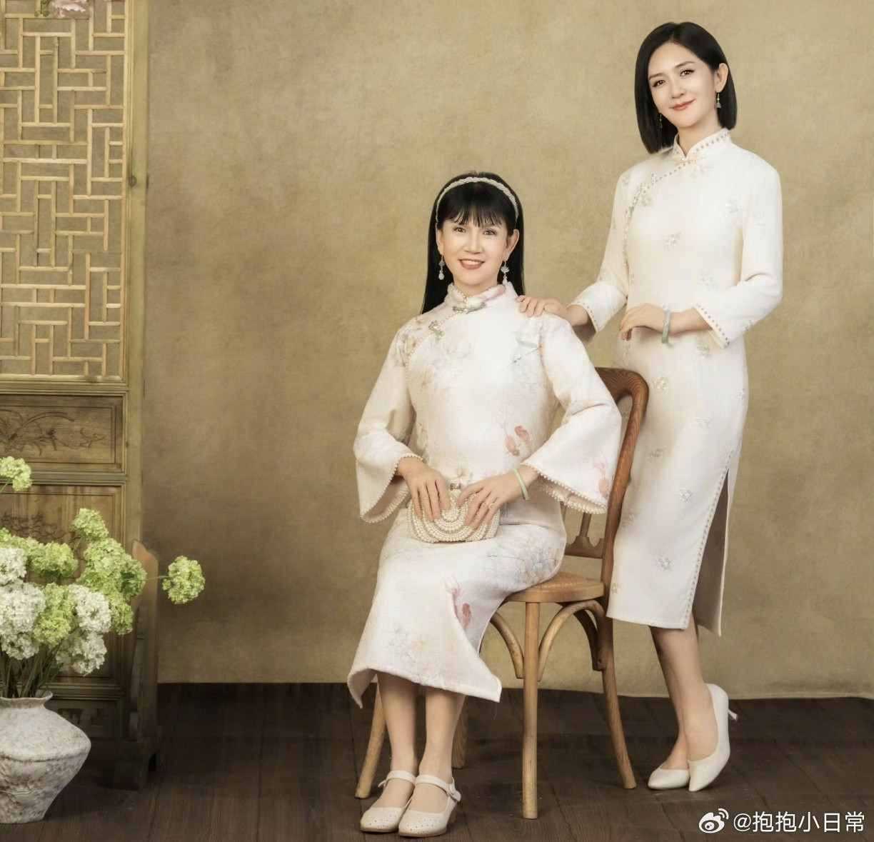 谢娜携父母拍摄的全家福也太温馨啦！照片里，谢娜妈妈气质优雅，眉眼间的温柔与灵动竟