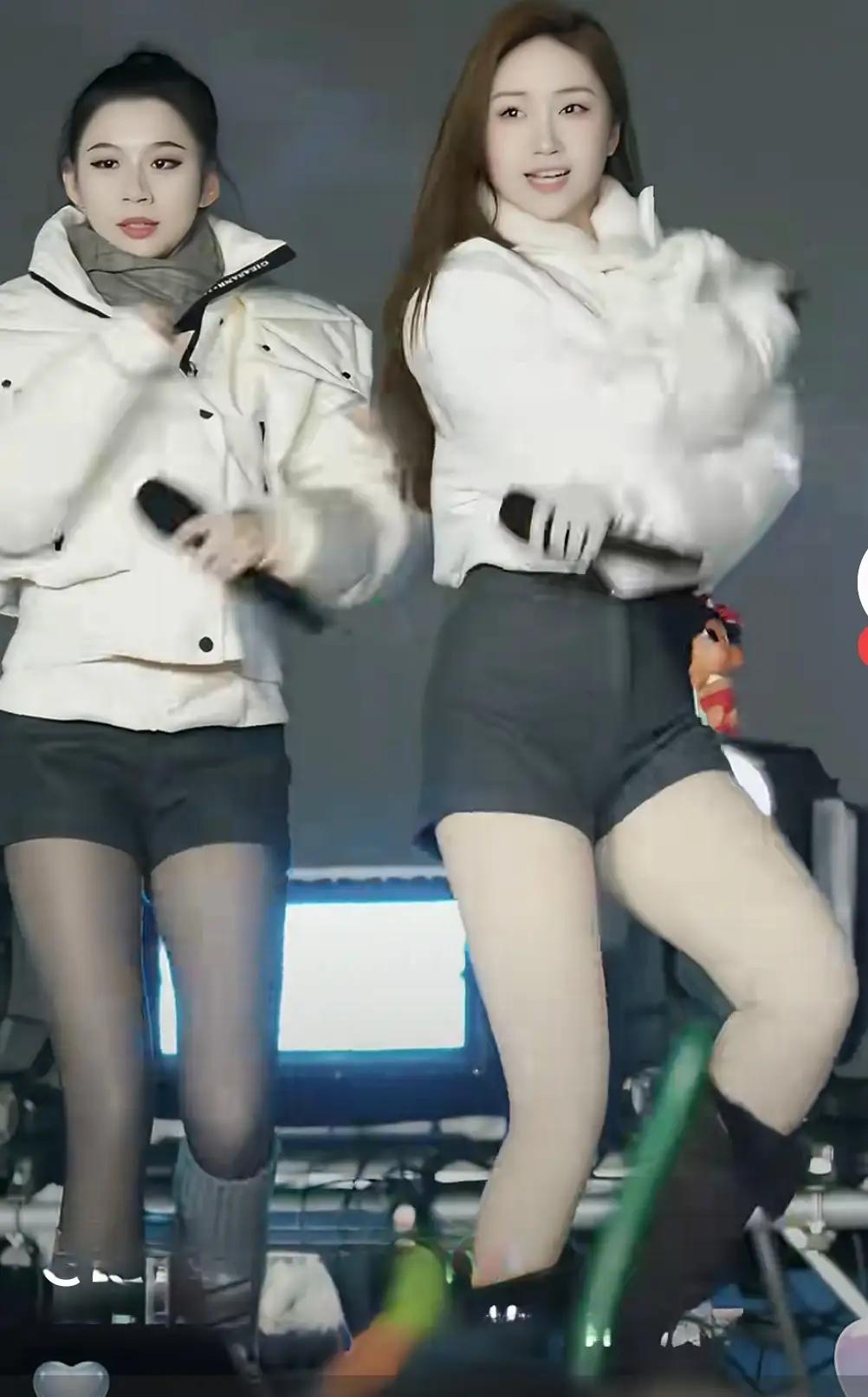 天啊！这些冰雪仙子简直美得让人移不开眼！那优美的舞姿，那修长笔直的美腿，那朝气蓬