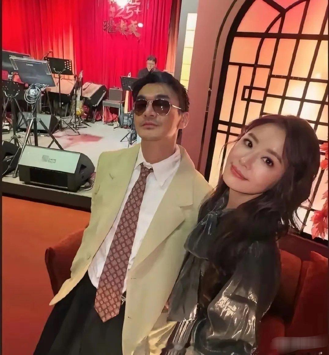 林心如在台北举办了50岁生日派对。一头卷发搭配精致妆容，面部保养得宜，整个人状态