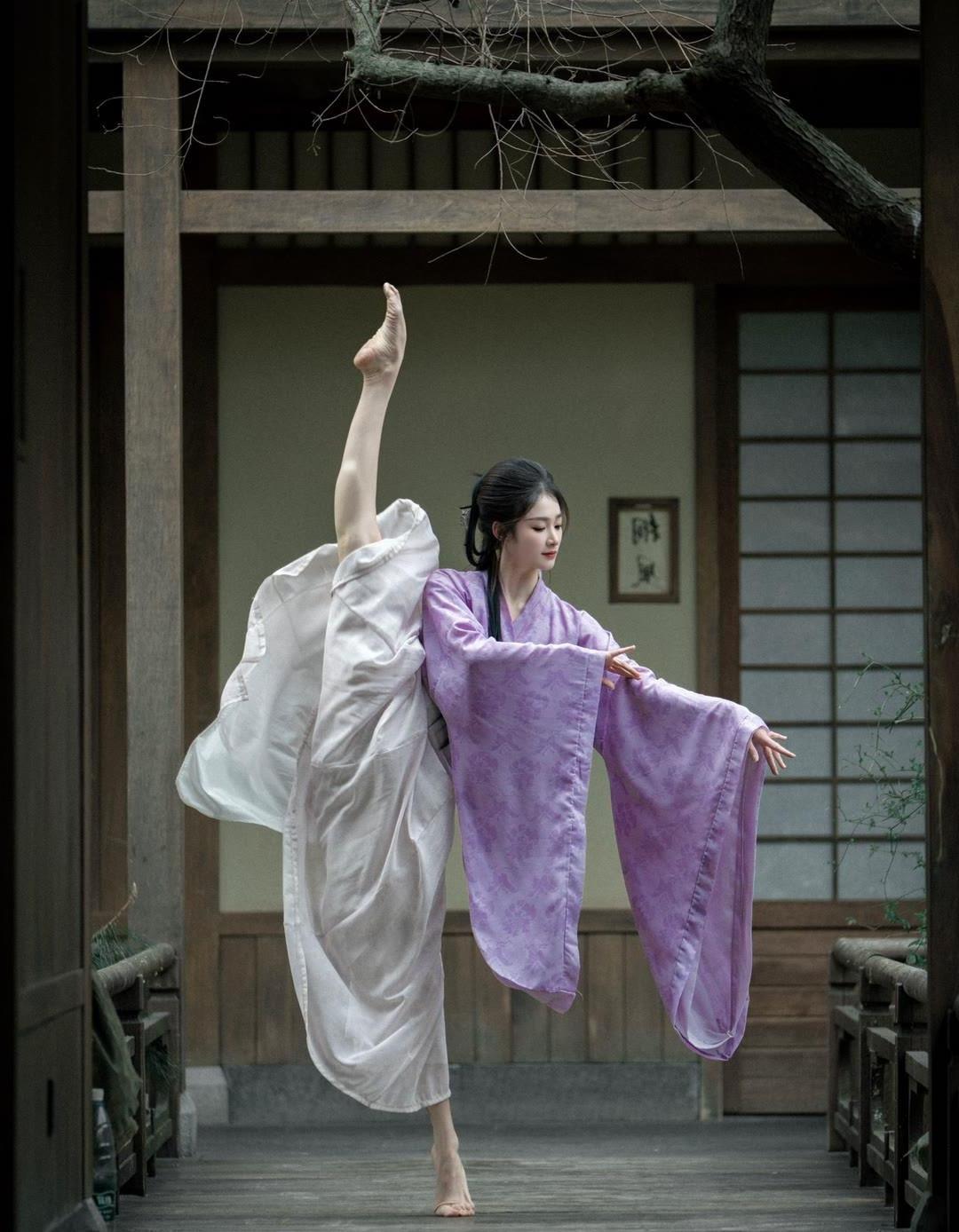 身穿紫色的汉服，白色的裙子。这身姿也太美了吧！每一个动作都散发着独特的韵味，古典