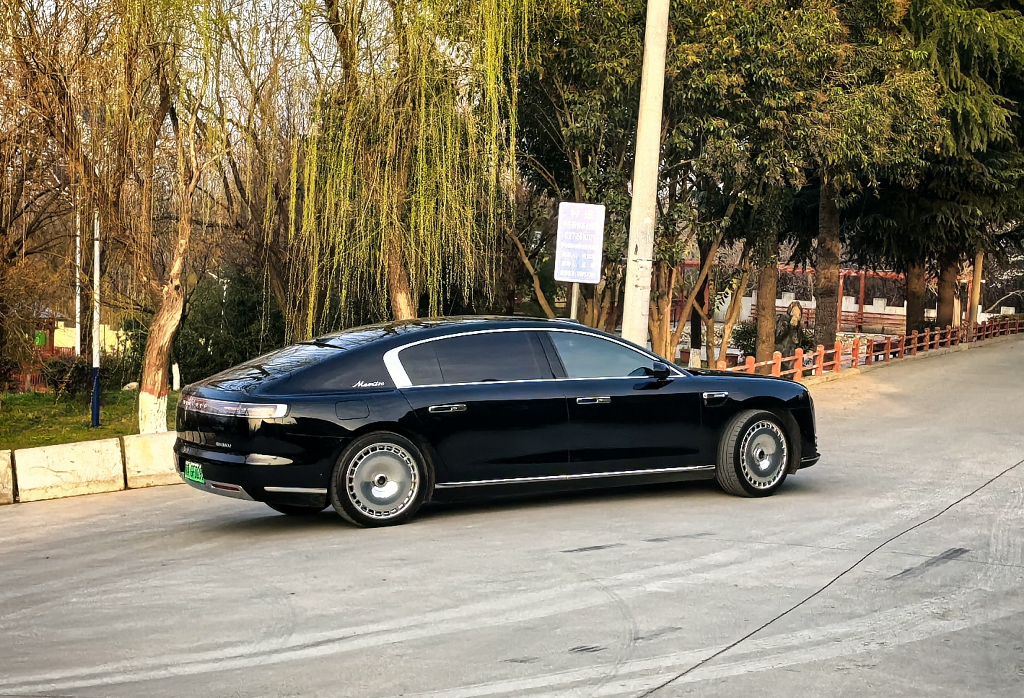 刚碰见一辆尊界S800，全黑的好看多了。