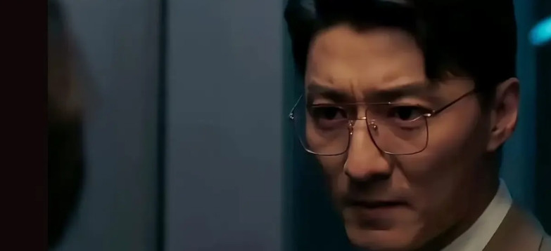 《以法之名》中，原来一手炮制万海黑社会案的罪魁祸首是程子健。程子健不甘于检察官