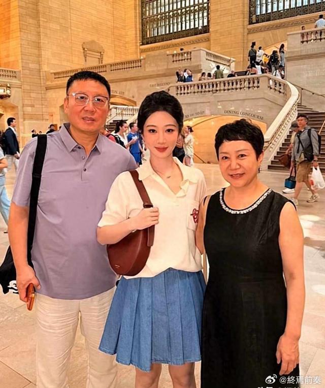 杨紫纽约带父母看球，满屏烟火气的松弛感，撕开多少明星摆拍假面