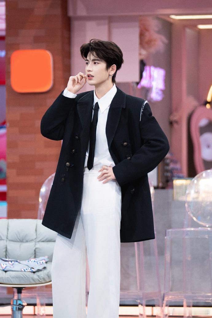 张凌赫腿好细你好星期六张凌赫的腿也太细了吧黑西装白西裤适配度满分​​​