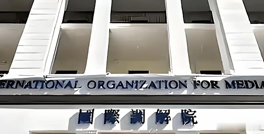 国际调解院香港总部这幢楼设计得就是简约时尚霸气。看起来这幢楼并不大，目测估计20