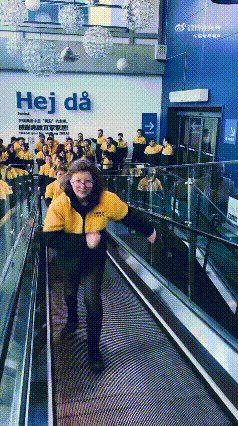 哈尔滨宜家又闭店了，可员工都很开心，冲着镜头兴奋地打招呼。因为员工将获得N+3+