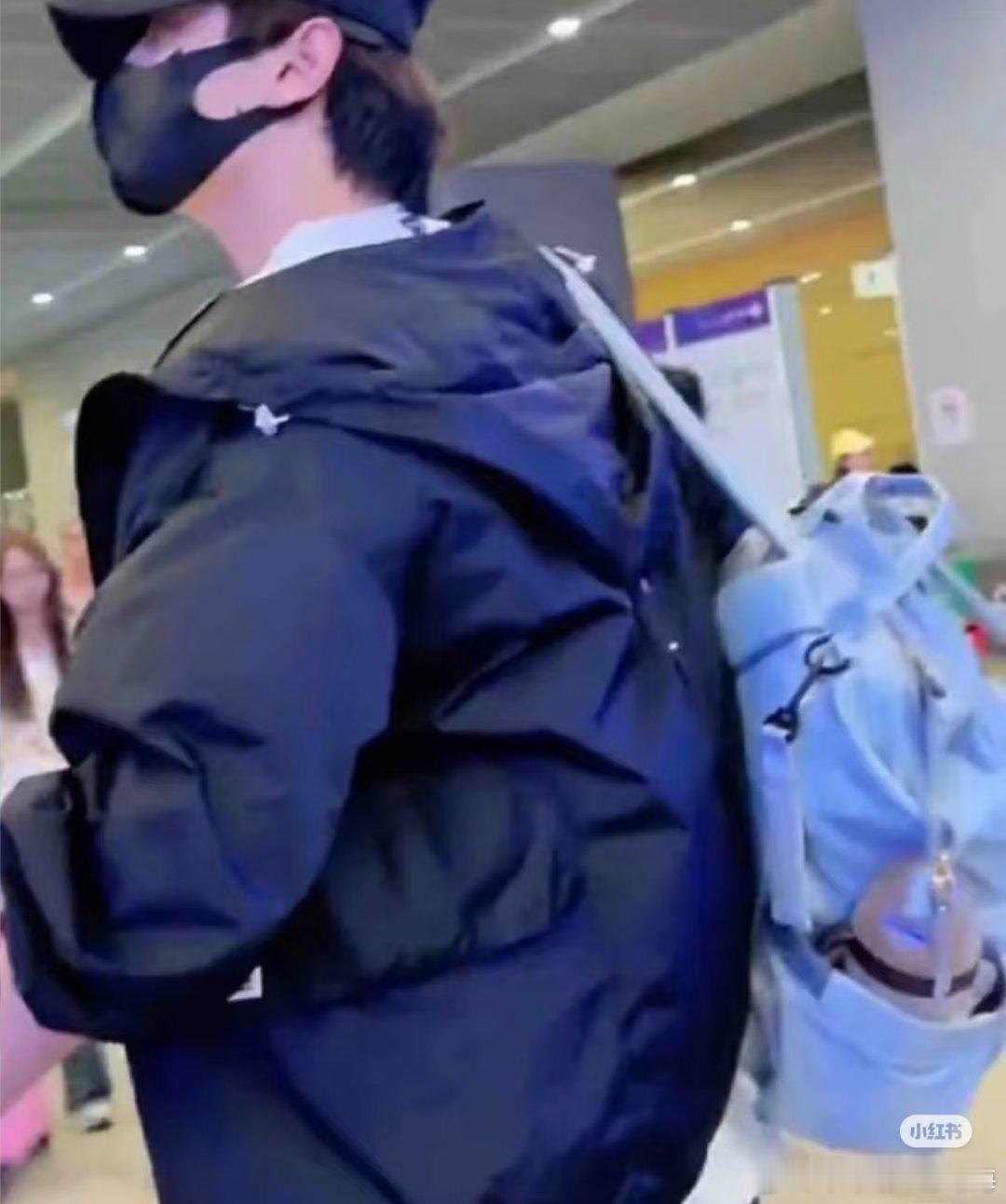 田栩宁方澄清网友看到的田栩宁带的并不是奶瓶，而是一款酷似奶瓶的运动水杯。​​​