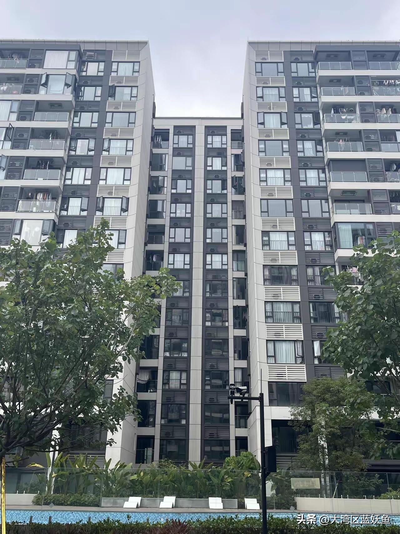 广州天河这波楼市操作，直接把购房者看懵了。天河公园旁的现房盘，70年产权，