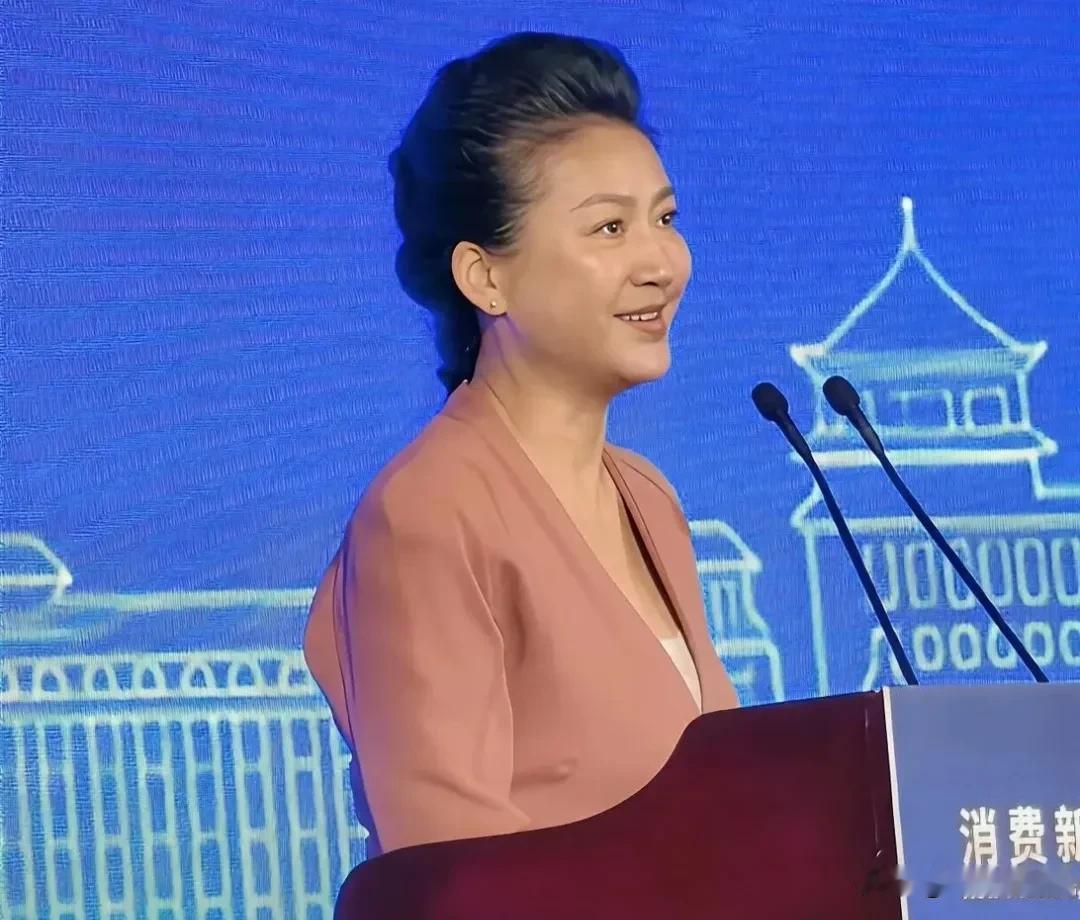 58岁主持人王小丫，久违露面！7月10日，好久没有消息的58岁主持人王小丫意