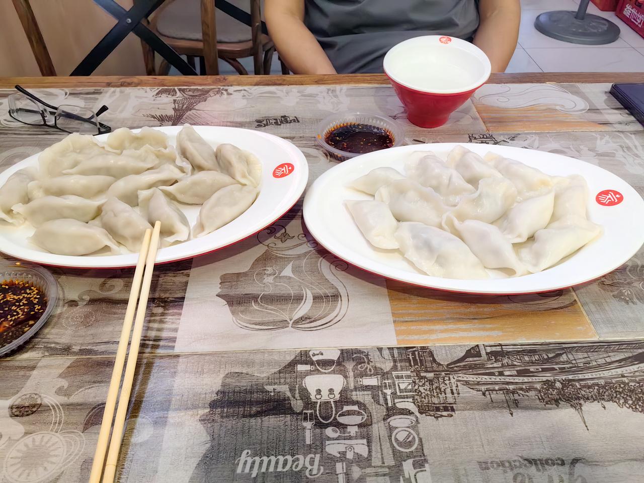 好吃不过饺子，秋日傍晚，一盘水饺，一碟蘸汁，家常的一餐，烟火气满满！