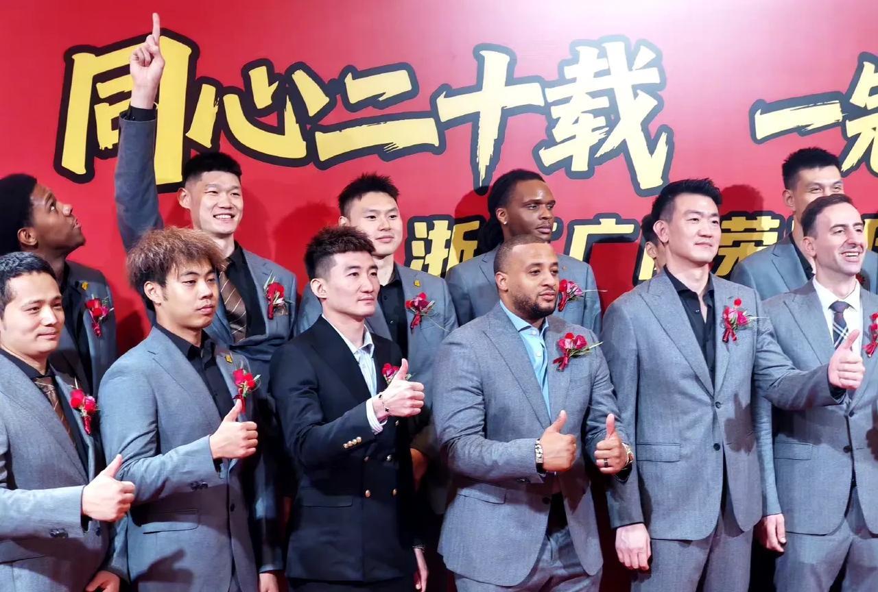 广厦庆功宴上，唯独孙铭徽身穿一套黑西装，显得突兀，对此篮球名嘴苏群是这样解释的：