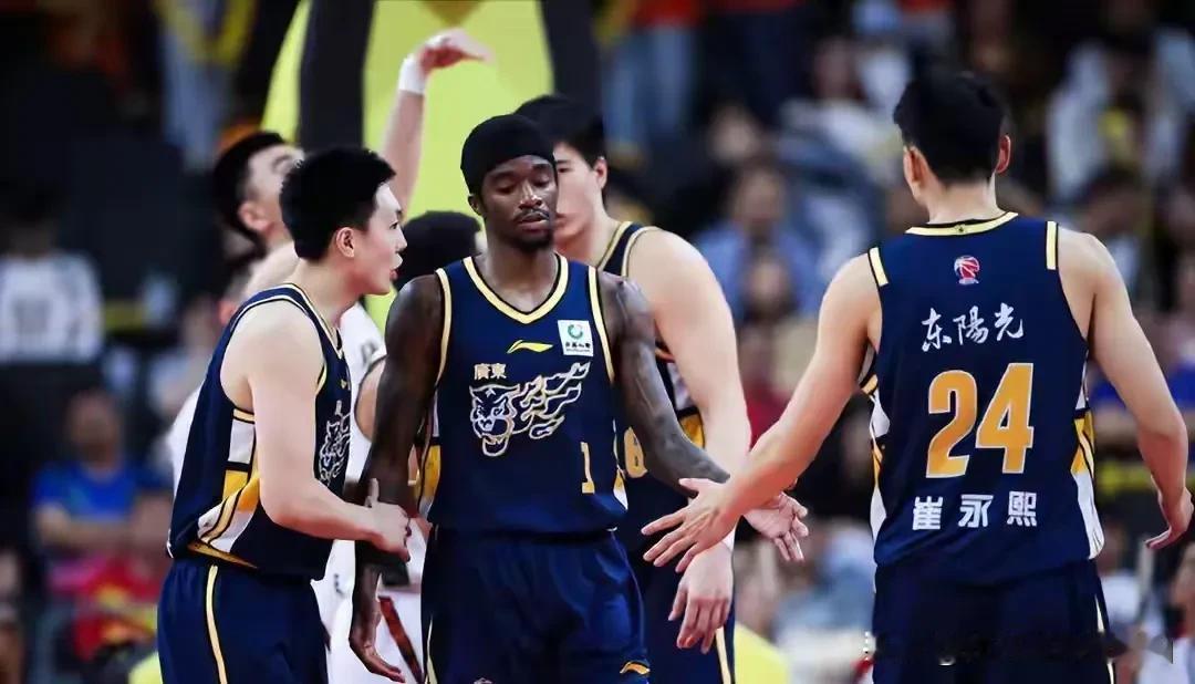 本赛季广东男篮在外援选择上有这三个失误。1、真的不应该放弃莫兰德，去年在胡明轩