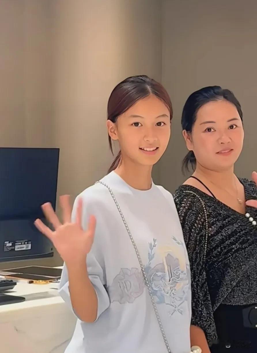南阳网红七七的骨相脸型五官都很完美啊！我看好多人说她长相一般，可能是因为她属于淡