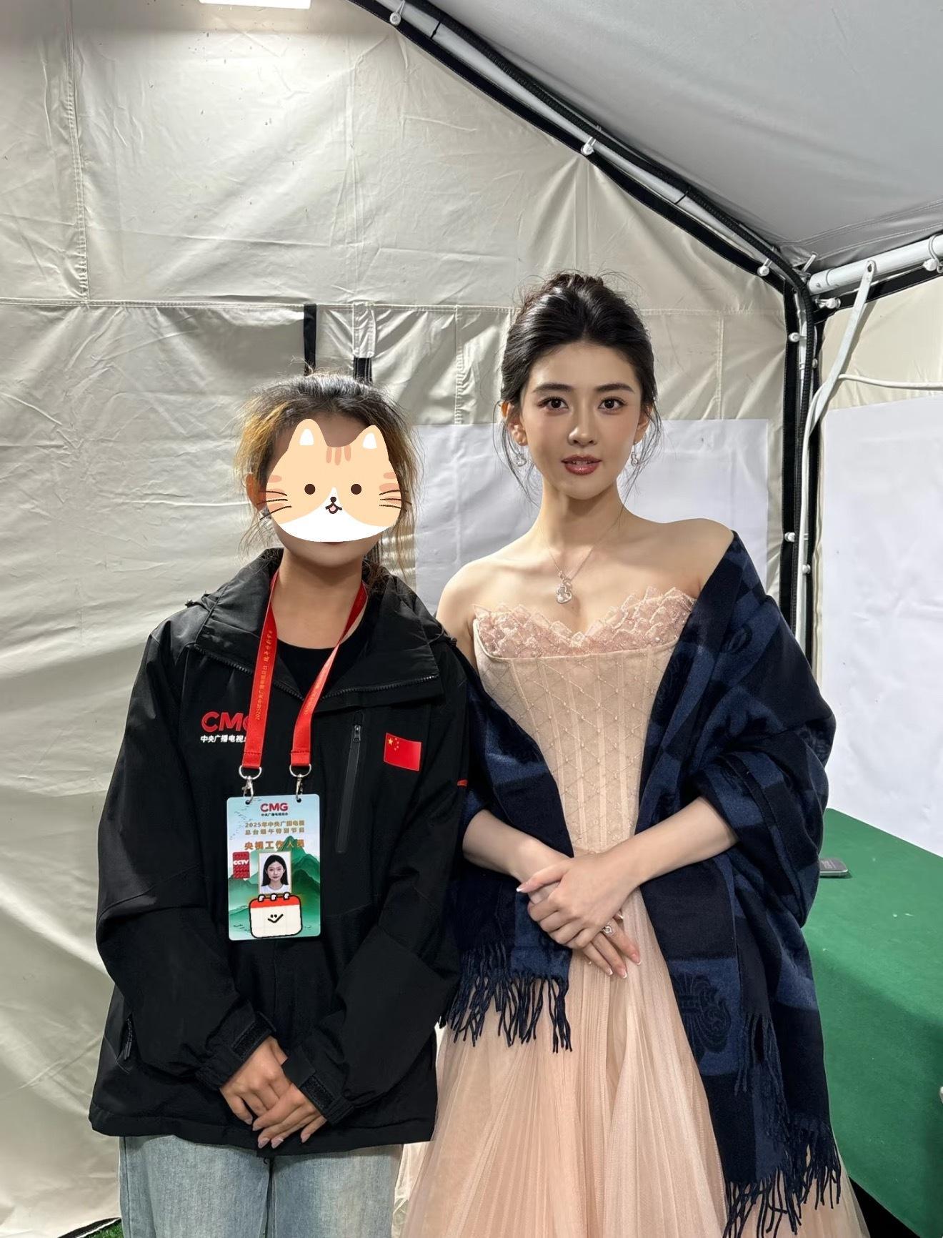 梁洁和央视工作人员的合影谁懂梁洁长得好“正”，非常大气的美​​​
