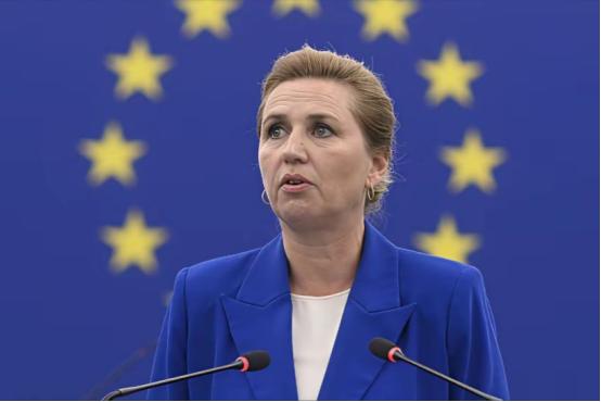 科幻电影都不敢这么拍！ 事情的根子得从那块冰天雪地的岛说起。2025年特朗