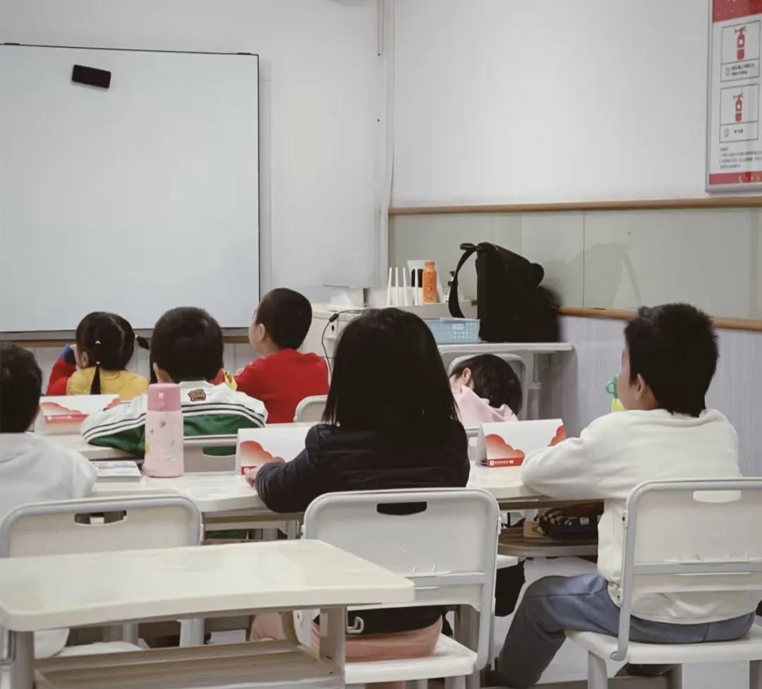 一觉醒来教育圈的这个大动作实实在在帮了所有家长一个大忙，因为现在宣布法定节假