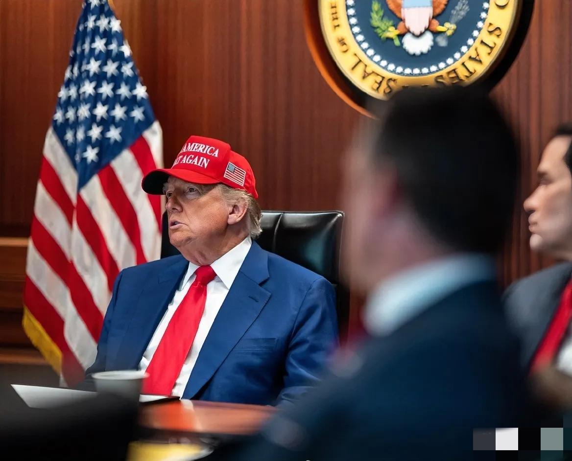 特朗普喊话伊朗：不许反击3月1日，伊朗刚官宣哈梅内伊等高层遇袭身亡，特朗普