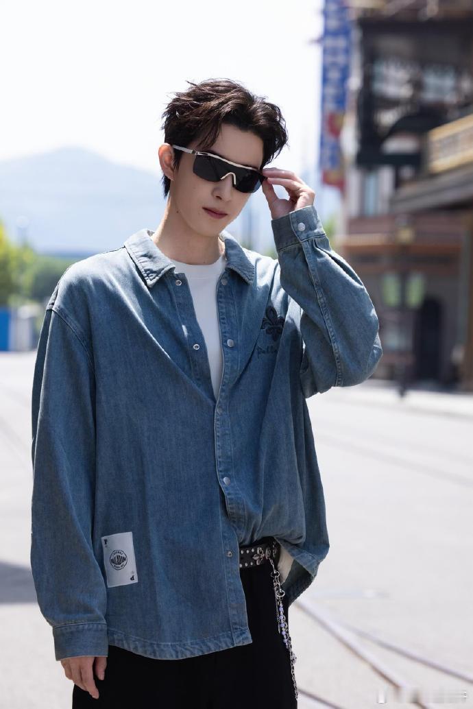 敖瑞鹏高级感十足敖瑞鹏在红毯上的表现太亮眼了，走出了高定秀场的既视感，每一个步